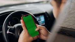 motorista mexe em celular