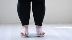  اټکل کېږي چې تر ۲۰۵۰م کاله به نړۍ کې له نیمایي ډېر بالغ کسان ډېر وزن ولري.