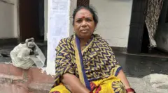 60 वर्षीय कमलेश कश्यप अपनी दुकान के बगल में दीवार पर लगे लाल रंग के निशान को उस दिन बर्दाश्त नहीं कर पाई थीं. जिस दिन निशान लगे उसी दिन उनको अस्पताल में भर्ती होना पड़ गया.