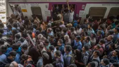  मुंबई लोकल गर्दी 