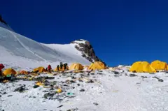 सन् २०१८ मे २१ मा खिचिएको यो तस्बिरले सगरमाथाको चार नम्बर शिविर वरिपरि छरिएका आरोहण उपकरण र फोहोर देखाउँछ