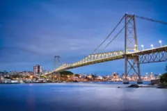 Ponte Hercílio Luz aparentemente ao anoitecer ou amanhecer, iluminada