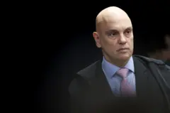 Alexandre de Moraes em pé, com olhar sério