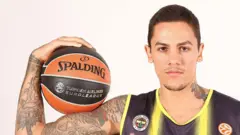 İlkan Karaman elinde basketbolla poz veriyor