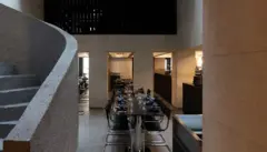 Uma foto do salão do restaurante com mesas e cadeiras