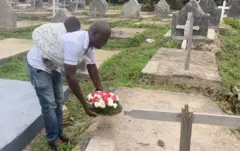 Feza Nteziyaremye n'umwana we bari ku mva y'umugore we