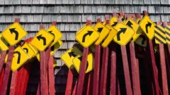 Sinais apontando para diferentes lados