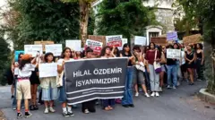 Boğaziçi Üniversitesi'nde öldürülen 15 yaşındaki Hilal için kadın öğrenciler protesto düzenledi