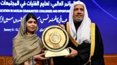ملاله یوسف‌زی در نشست «آموزش دختران در جوامع مسلمان» در اسلام‌آباد، نشان یادبود از محمد بن عبدالکریم العیسی، دبیرکل سازمان همبستگی کشورهای اسلامی دریافت کرد