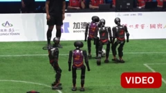 சீனாவில் நடந்த ஹியூமனாய்டு ரோபோக்களுக்கான பிரத்யேக கால்பந்து போட்டி