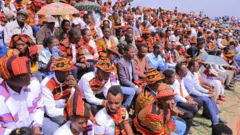 የጋሞ ብሔር ልብስ የለበሱ ሰዎች