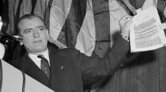 Retrato do senador Joseph McCarthy mostrando documentos