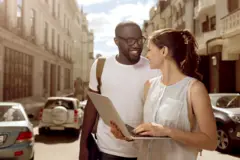 මර්ගතව රැකියාවේ නිරත තරුණයෙක් සහ තරුණියක්