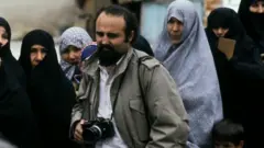 گفتگو با سازنده مستندی درباره عباس عطار؛ 'عباس در روزهای پایانی زندگی‌اش چه چیز را می‌خواهد با ما قسمت کند؟'