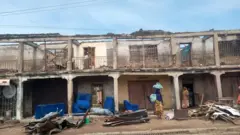 Aworan ile ti ojo gbe orule rẹ lọ
