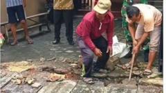 Kelurahan Jomblang di Semarang membongkar batu nisan makam Tionghoa yang dipakai warga untuk menutup selokan.