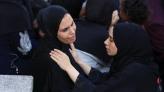 سيدة تواسي سيدة أخرى في مدينة غزة