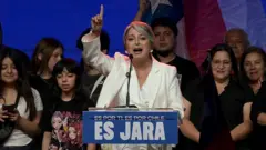 Jeannette Jara, en un mitin frente a seguidores este 16 de noviembre en Chile. 