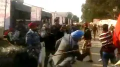 ਪੁਲਿਸ ਚਲਾਉਂਦੀ ਡਾਂਗਾਂ
