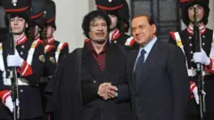 Silvio Berlusconi asuhuzanya na Colonel Muammar Gaddafi i Chigi Palace i Roma mu 2009