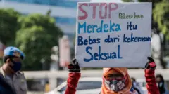 Ilustrasi: Seorang perempuan berhijab berdemonstrasi menentang kekerasan seksual.