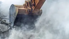 እየፈረሰ ያለ ቤት