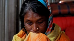 दीपू दासची आई शेफाली राणी बीबीसीशी बोलताना बेशुद्ध पडली.