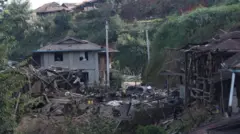 လက်နက်ကြီးပစ်ခတ်ခံရပြီး ပျက်စီးနေတဲ့မန်တုံမြို့