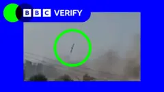 イラン南部上空を飛来する長距離巡航ミサイル「トマホーク」の静止画に、青い縁取りとBBCヴェリファイのロゴを組み合わせたコラージュ画像