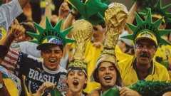 Torcedores brasileiros ornamentados de verde e amarelo, durante a Copa de 1994