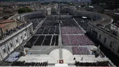 Vista aérea da Praça de São Pedro durante funeral do papa Francisco