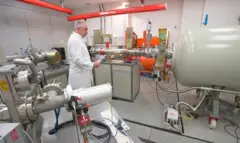 Un scientifique travaille avec le spectromètre de masse par accélérateur (AMS) de l'unité d'accélération radiocarbone d'Oxford, destinée à la datation des échantillons de matière organique. 