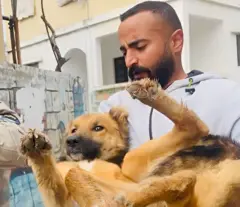 يكرّس قاسم حيدر يومياته لإطعام الحيوانات الشاردة في قرى جنوب لبنان