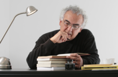 'Literatura é também uma forma de vingança', diz Milton Hatoum sobre trilogia ambientada na ditadura