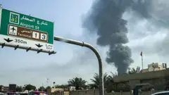 صورة تُظهر الدخان الأسود يتصاعد إلى السماء قرب مطار دبي