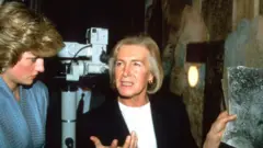 A princesa Diana e Pinin Brambilla em frente ao mural