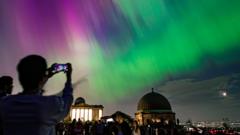 Pessoas observando e tirando fotos da aurora boreal no Reino Unido