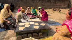 ਲੰਗਰ ਤਿਆਰ ਕਰਦੀਆਂ ਔਰਤਾਂ