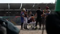 Varios niños reunidos