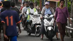 99% kendaraan di Agats merupakan sepeda motor listrik. 