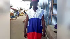 Un homme habillé des couleurs du drapeau russe