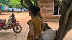 ශානිකා අප හමුවීමට පැමිණියේ ඇගේ පියා මිය යාමට පෙර භාවිත කළ අබලන් තත්ත්වයේ පැවති යතුරුපැදියකින් ය. 