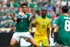 لاعبو المكسيك وجنوب أفريقيا يحاولون السيطرة على الكرة