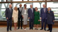 Da esquerda para a direita, Joe e Jill Biden, Barack e Michelle Obama, George W. e Laura Bush e Bill e Hillary Clinton posam sorridentes antes da cerimônia de inauguração.