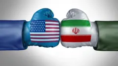 رسم يبرز المواجهة الأمريكية الإيرانية حيث تتواجه قبضتان أحدهما عليها العلم الأمريكي والأخرى عليها العلم الإيراني وتضغط كل منهما باتجاه الأخرى 