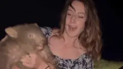 Una mujer con un cachorro wómbat