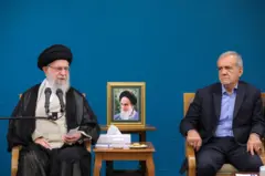 የኢራን የጠቅላይ መሪ አያቶላህ አሊ ኻሜኒ እና የኢራን ፕሬዝዳንት ማሱድ ፔዚሽኪያን 