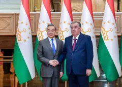 در تصویر امامعلی رحمان رئیس جمهور تاجیکستان و وانک یی وزیر خارجه چین دیده می‌شوند که دست داده و روبروی کمره ایستاده‌اند