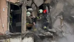Спасение женщины из-под завалов