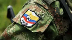 Miembro de las Farc con la insignia de la guerrilla en el hombro en 2013/